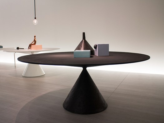 Il tavolo scultura Clay disegnato per Desalto da Marc Krusin