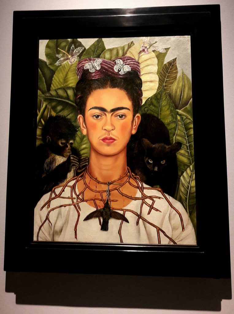 Frida Kahlo nell'autoritratto con collana di spine e Colibrì