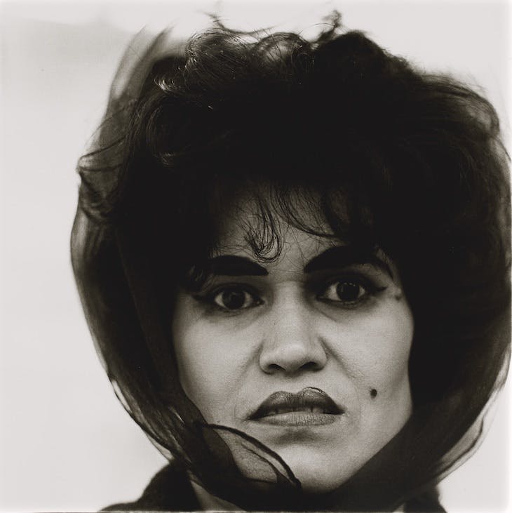 Diane Arbus, Puerto Rican woman with a beauty mark, (1965)-artscore.it