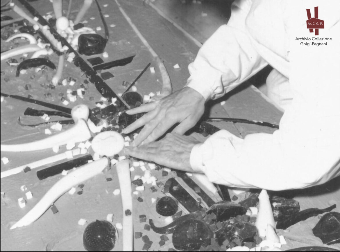 Georges Mathieu. Durante la lavorazione del mosaico