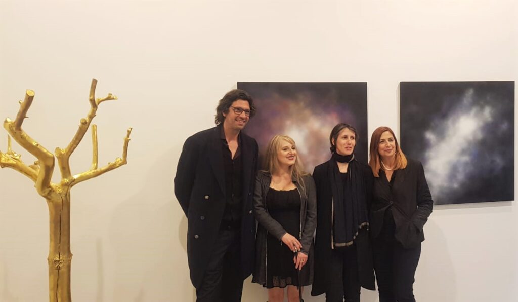 Così lontano incredibilmente vicino. Foto di gruppo durante la vernice