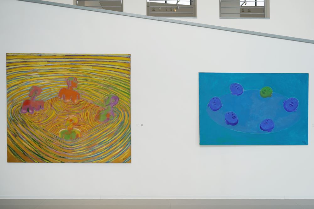 Figure galleggianti per la mostra Wave after wave