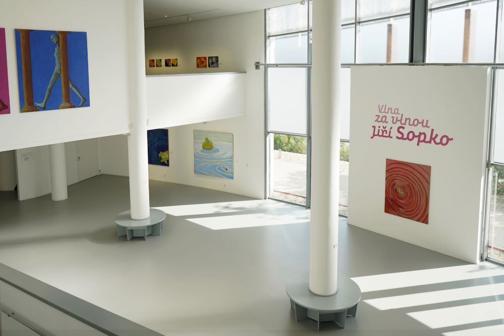 Figure galleggianti nella mostra di Jiří Sopko al Danubiana Meulensteen Art Museum