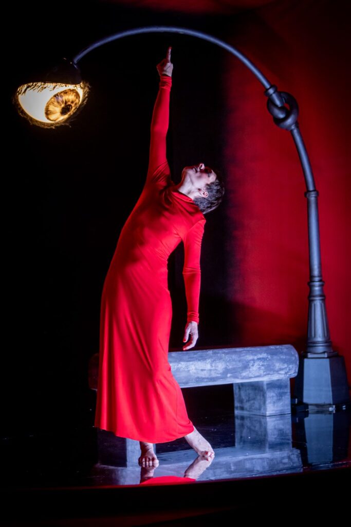 Cecilia Cinardi interpreta la Signorina Else al teatro Out Off.- artscore.it