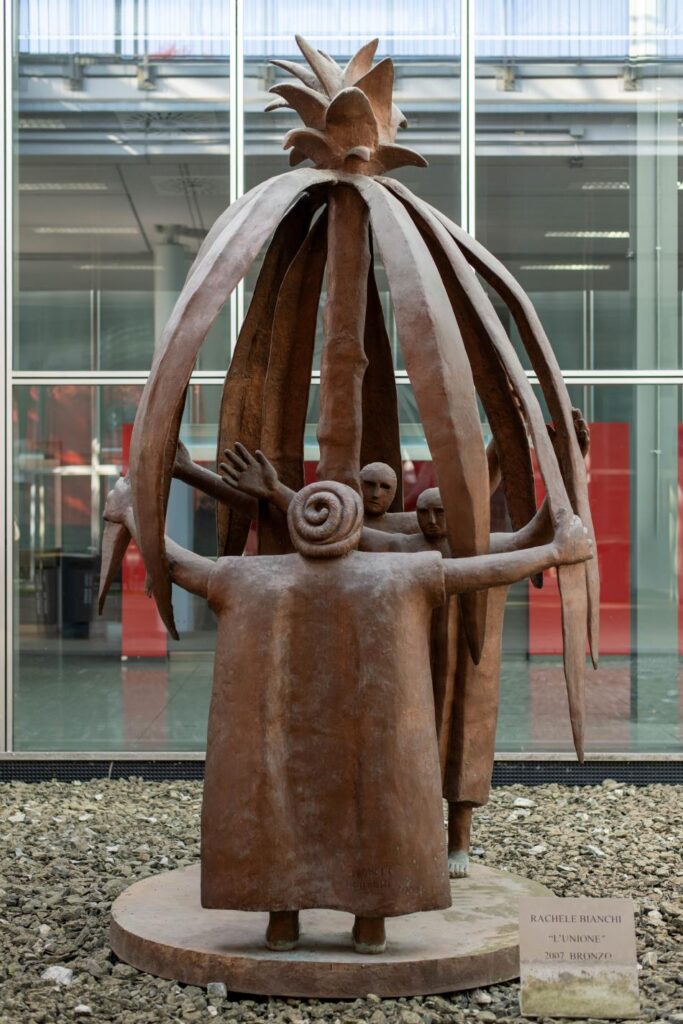L'Unione, scultura di Rachele Bianchi a Rho