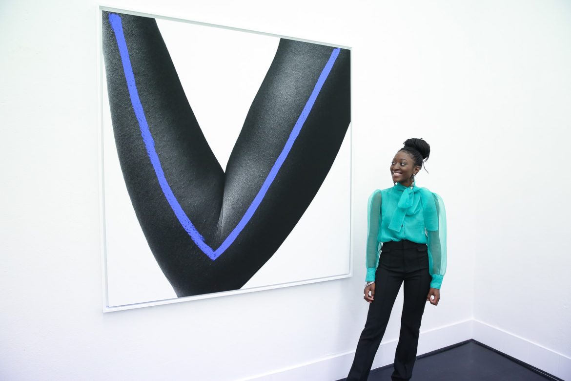 Binta Diaw di fronte alla foto Paysage Corporel II