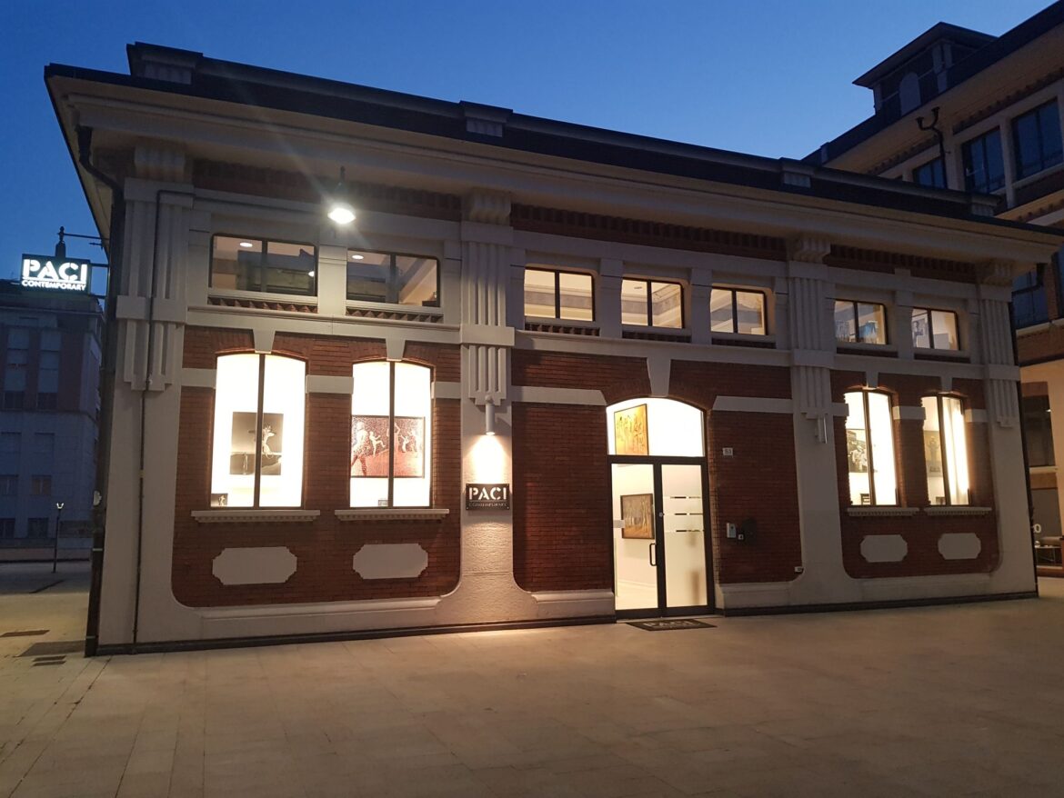 Maestri della fotografia da paci Contemporary a brescia, esterno dell'edificio industriale