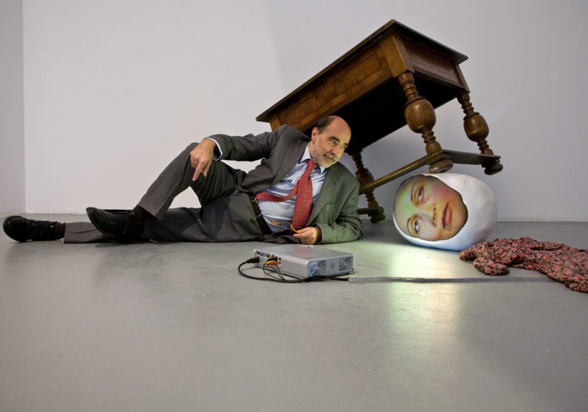 Strategie per l'arte contemporanea. Cavallucci accanto ad un'opera di Tony Ousler