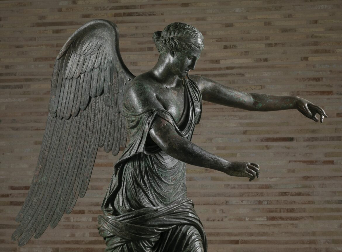 La Vittoria Alata nel nuovo allestimento a Brescia, dettaglio- artscore.it