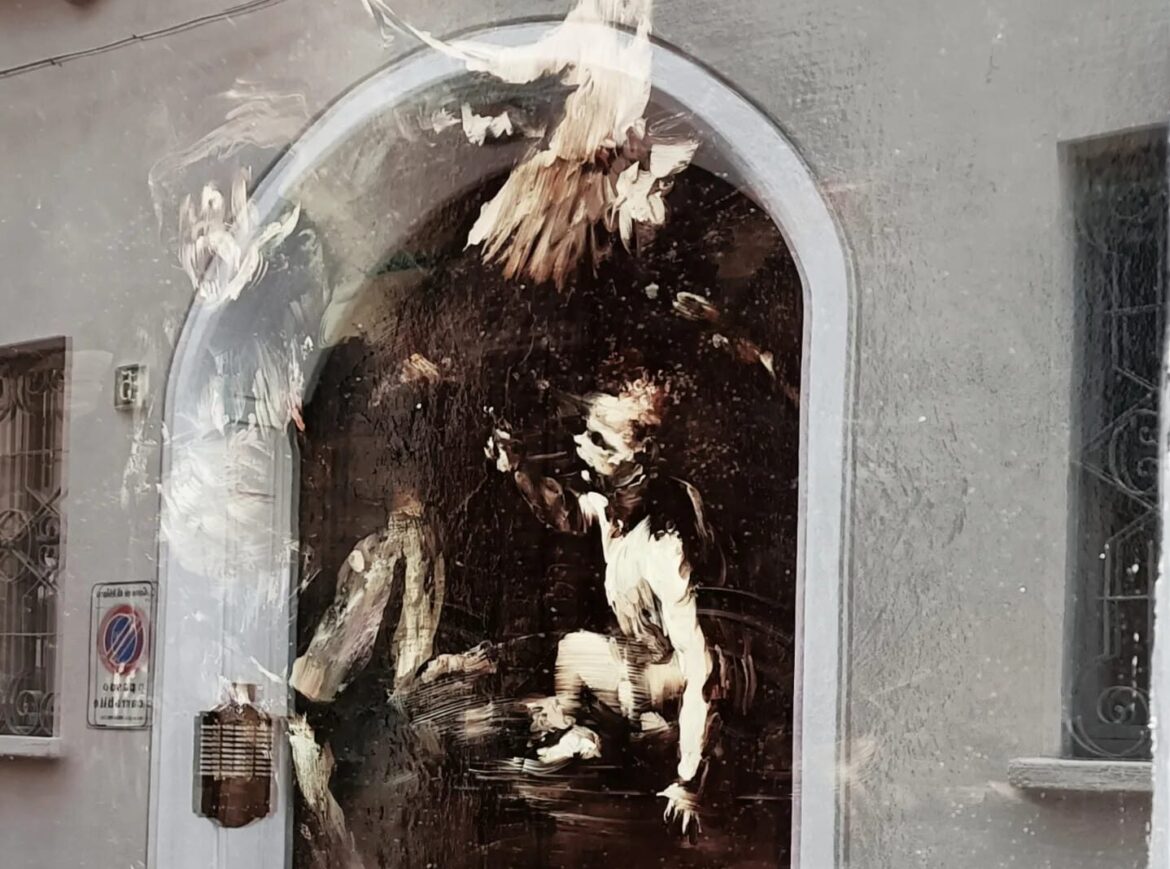 Riflessi incrociati in via Gorani, la strada e l'opera di L'Altrella- artscore.it