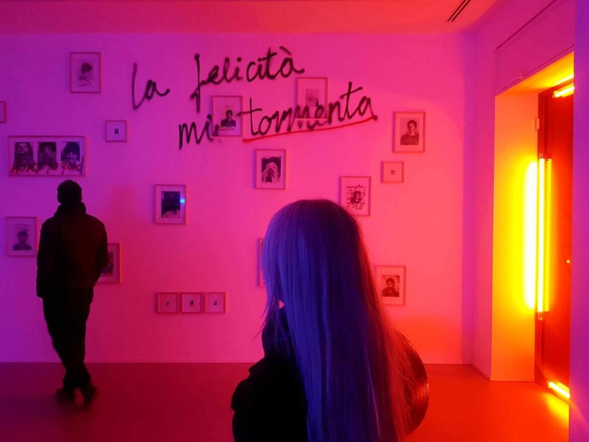 Un sorriso dolce amaro tra le opere di Mila Panić- ph. artscore.it